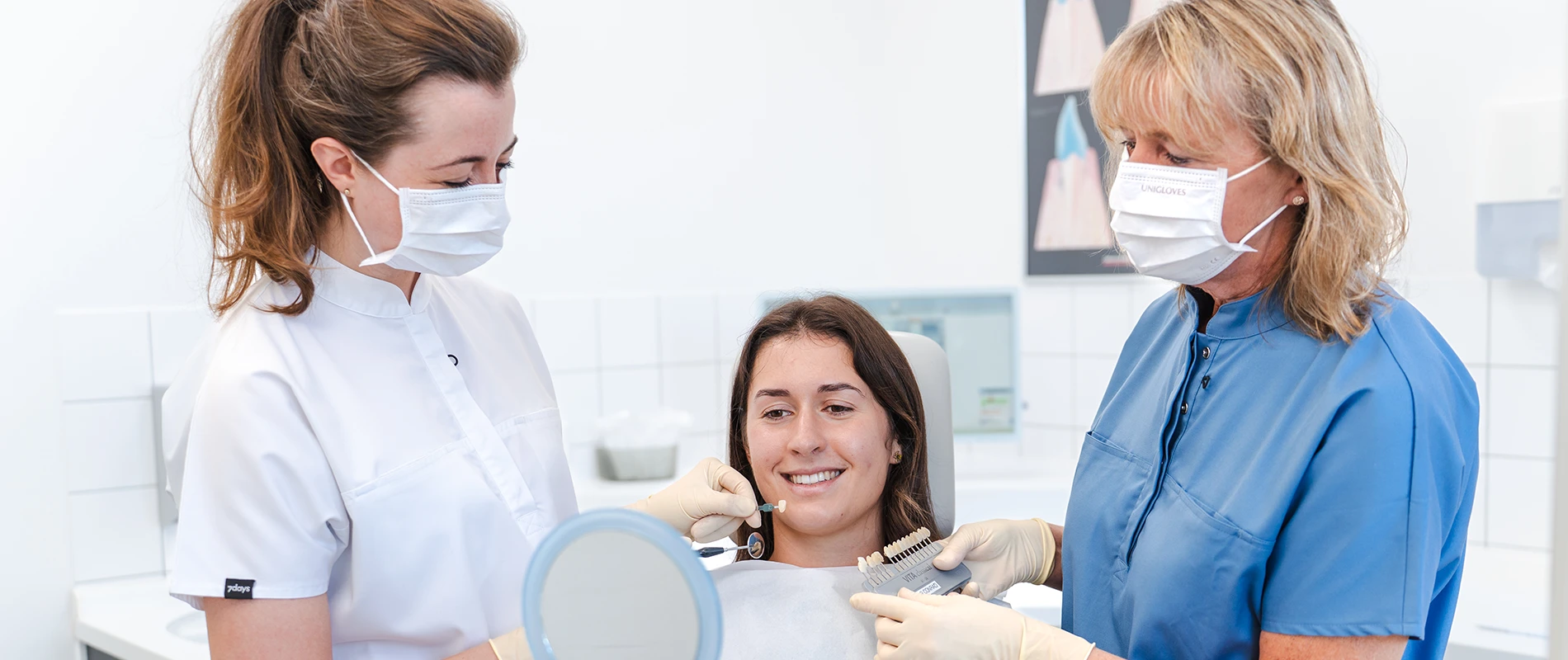 Patientin schaut in den Spiegel beim Zahnarzt