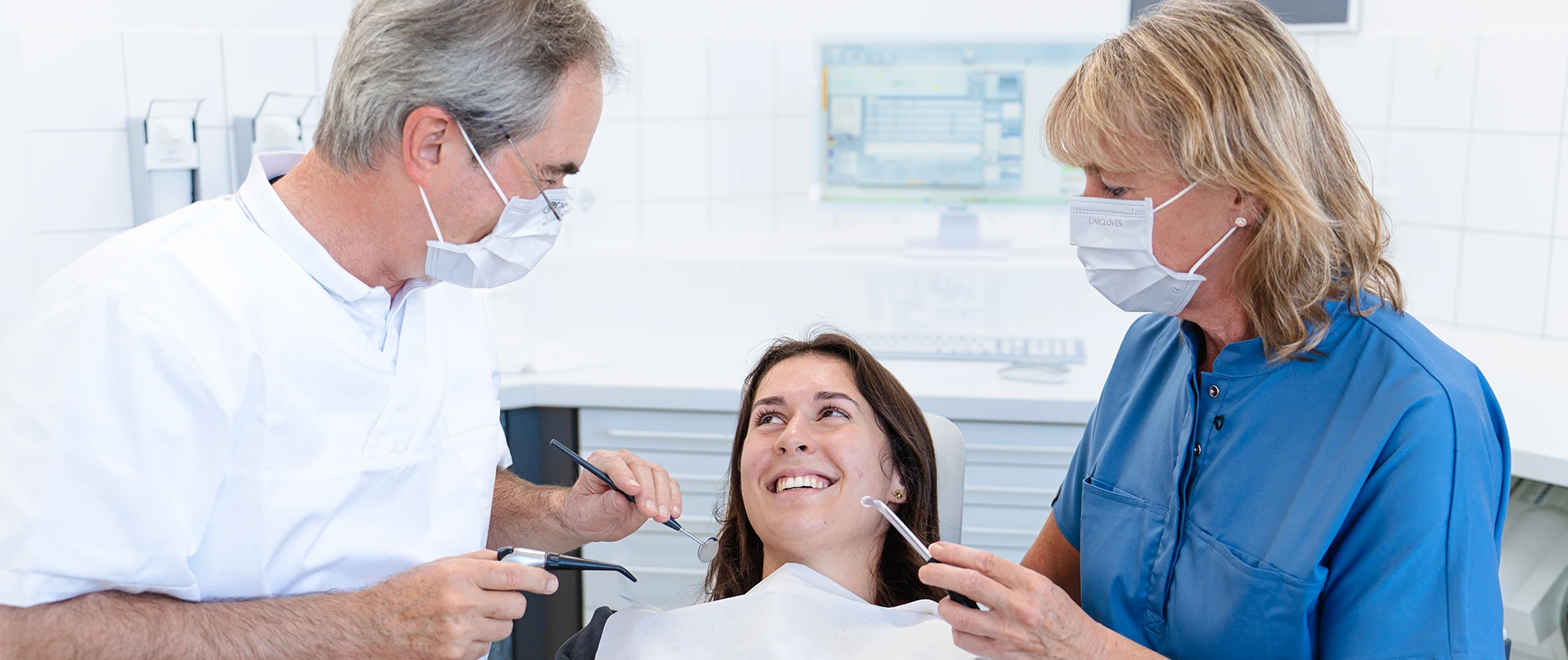 Zahnarzt und Helferin bei der Arbeit