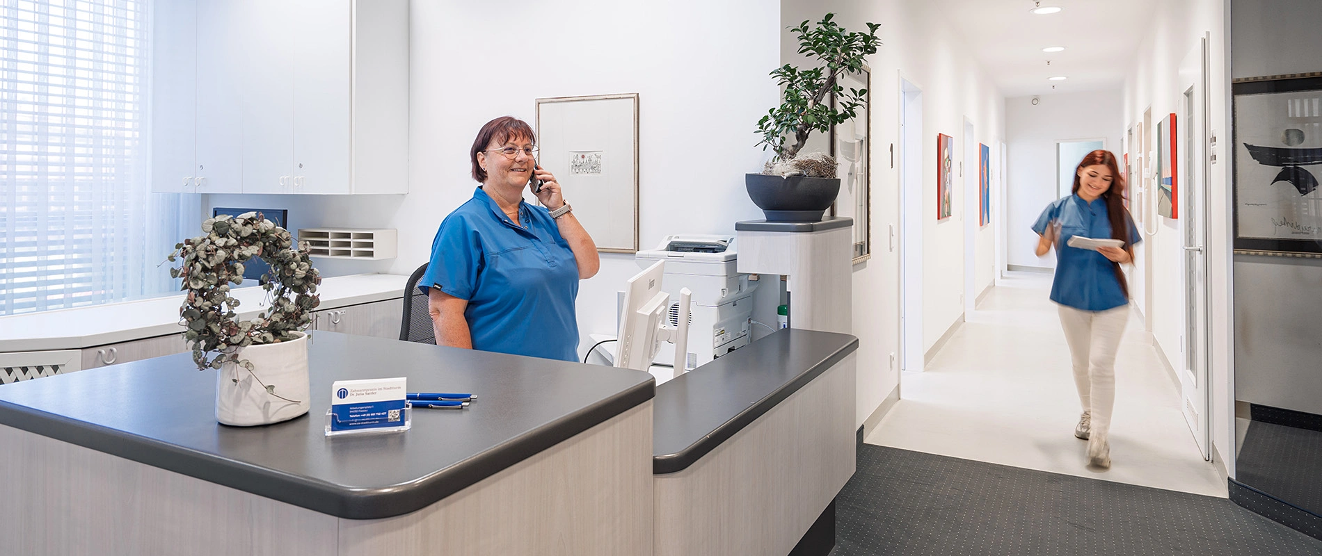 Helferin an der Rezeption Zahnarztpraxis