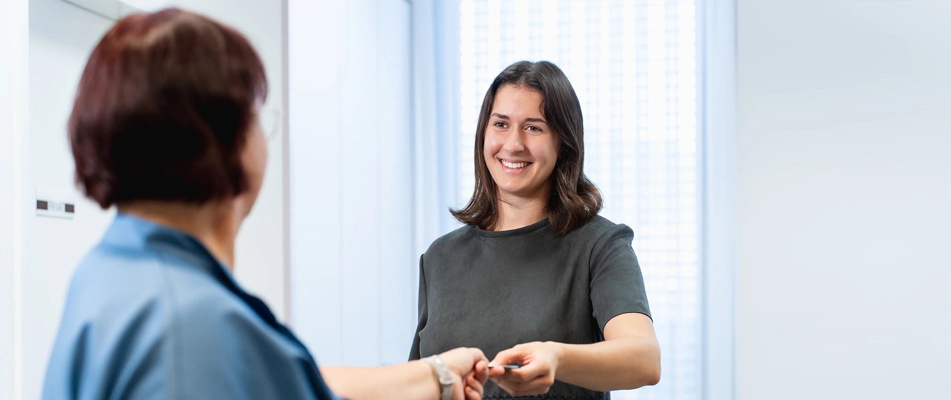 Übergabe Versichertenkarte beim Zahnarzt