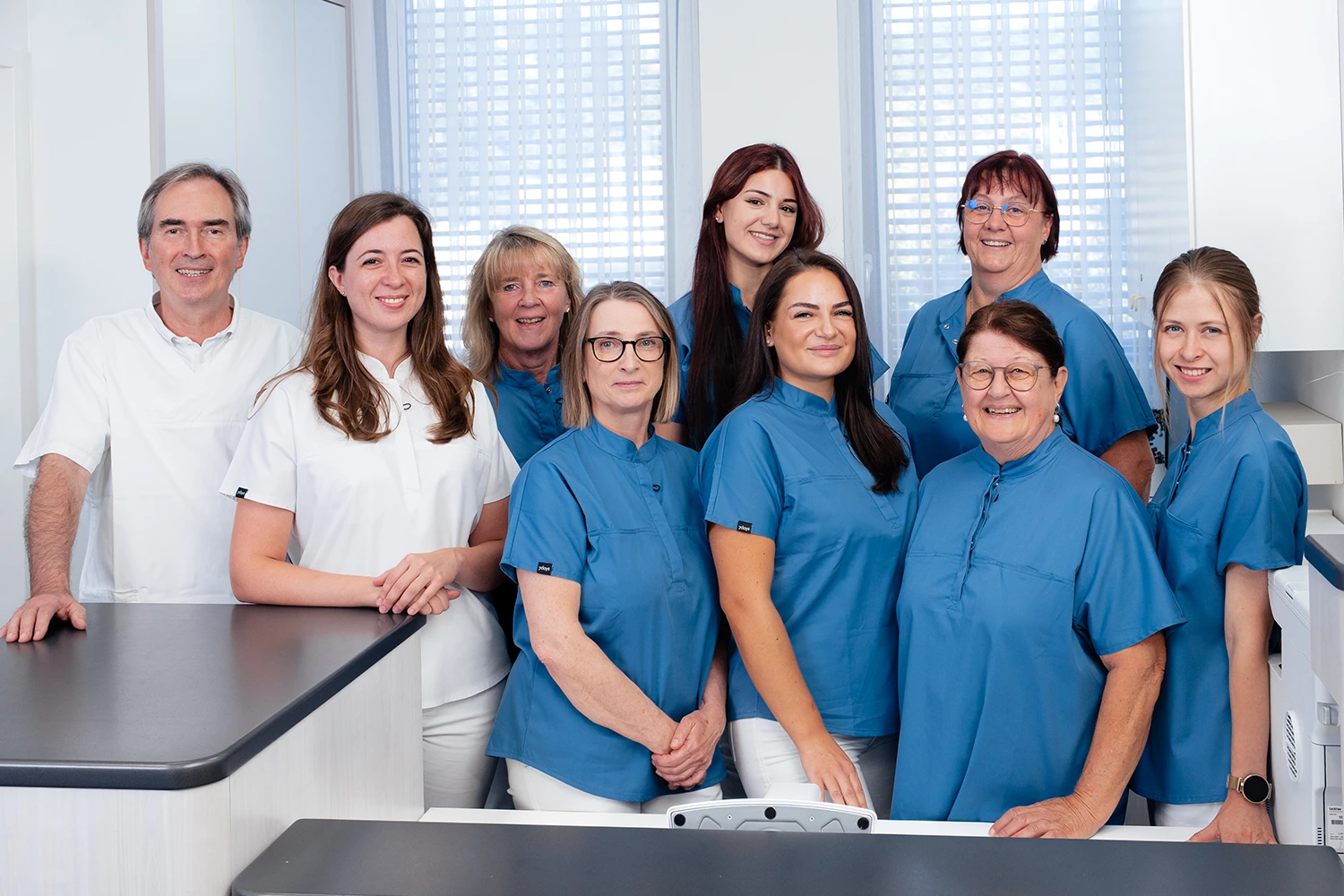 Gruppenaufnahme des Praxisteams Dr. Sattler