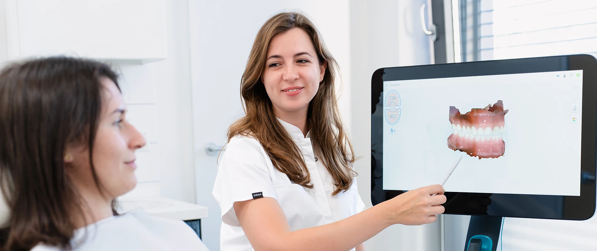 Zahnärztin Dr. Sattler in Beratung mit Patientin